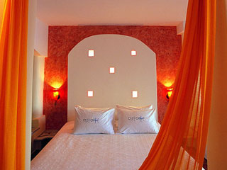 Astarte Honeymoon Suites Modern Decoration