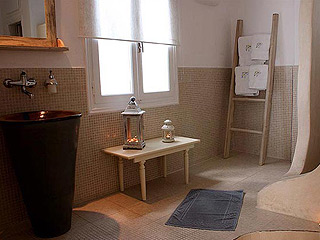 Blue Dolphins Apartment Bathroom