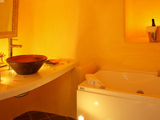 Ikastikies Suites Santorini Rozaki Bathroom