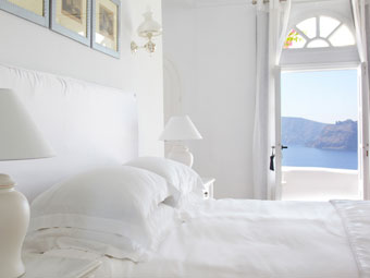 Kirini Hotel Whitewashed Bedroom