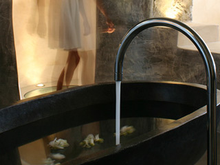Remezzo Honeymoon Suite Bathtub