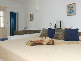 Tzekos Villas Santorini Triple Room