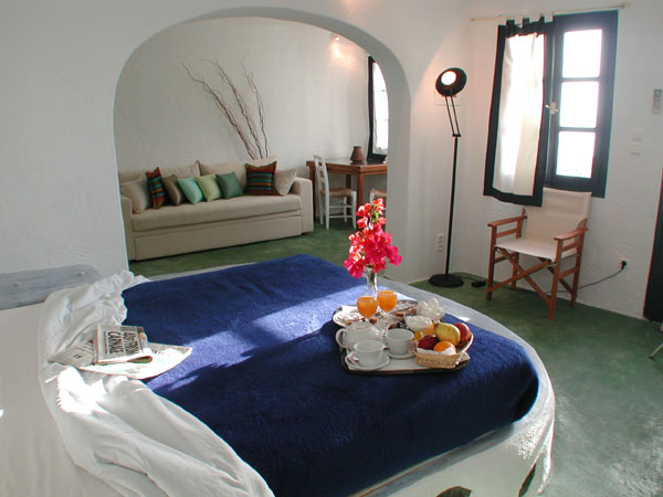 http://www.santorini-hotels.info/pictures-santorini/porto-fira-suites-santorini.jpg