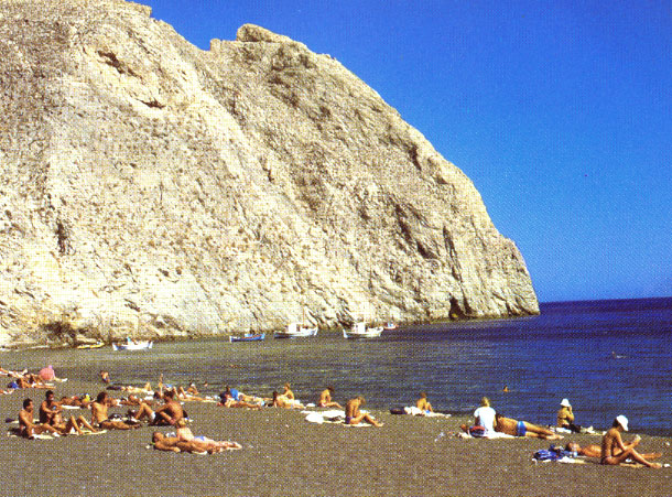 Santorini perissa beach