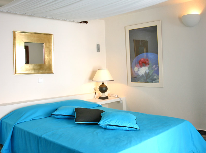 Cosmopolitan Suites Santorini room 