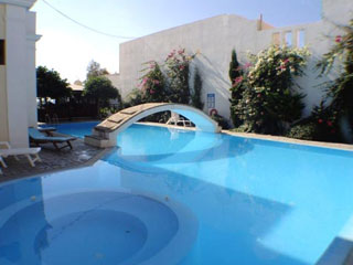 Veggera Hotel Santorini pool