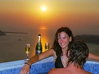 Oniro Suites -jacuzzi-santorini hotel greece 