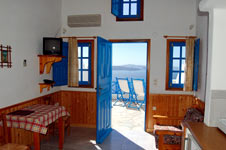 accommodation in santorini -volcanos villas hotel - oia- santorini budget hotel 