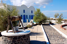 exterior view- volcanos villas hotel - accommodation in santorini -oia- santorini budget hotel 
