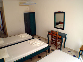 marianna hotel - santorini budget accommodation - marianna hotel room
